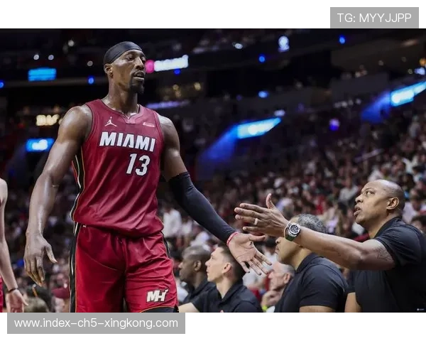 阿德巴约篮下强攻,热火攻防转换精准