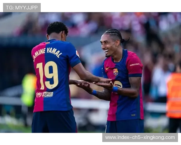 巴萨训练中亚马尔小角度抽射得手