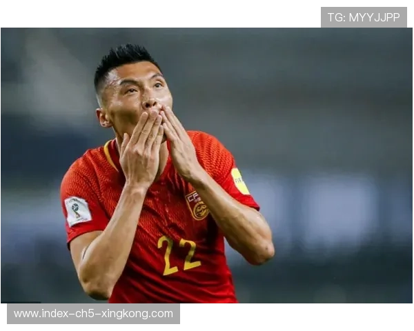 本菲卡努涅斯转身爆射，门将反应慢半拍，精彩进球震撼全场