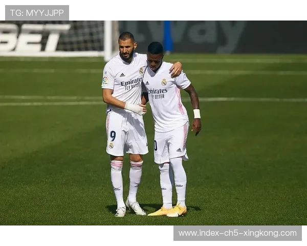 维尼修斯边路连过数人后传中，皇马制造混乱：边线之下的攻防节拍