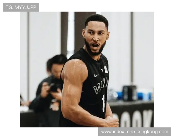 西蒙斯快攻推进送出精妙背传助攻:速度、视野与背传的极致融合 西蒙斯快攻推进送出精妙背传助攻:速度、视野与背传的极致融合